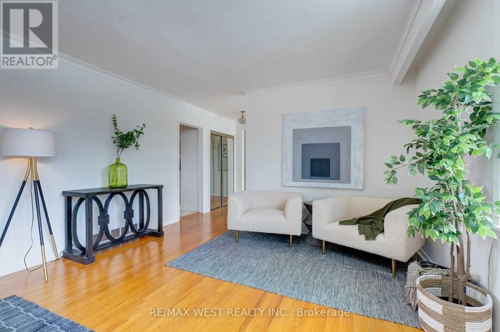 29 Fulwell Crescent, Toronto, Ontario M3J 1Y4 - Photo 7 - W12943466