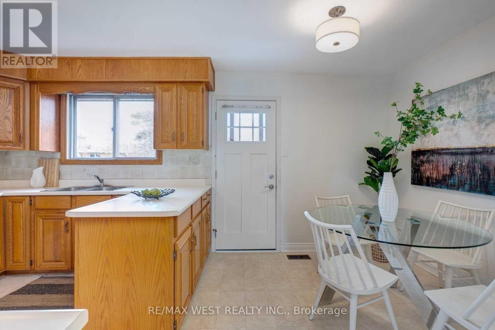 29 Fulwell Crescent, Toronto, Ontario M3J 1Y4 - Photo 12 - W12943466