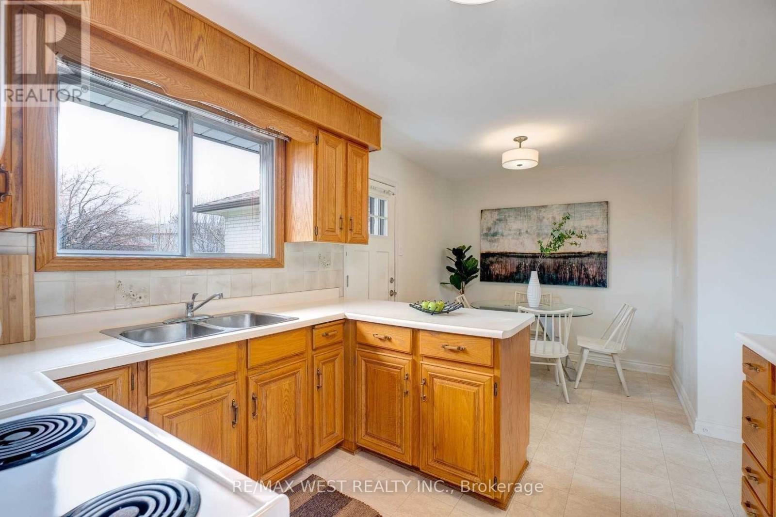 29 Fulwell Crescent, Toronto, Ontario M3J 1Y4 - Photo 10 - W12943466