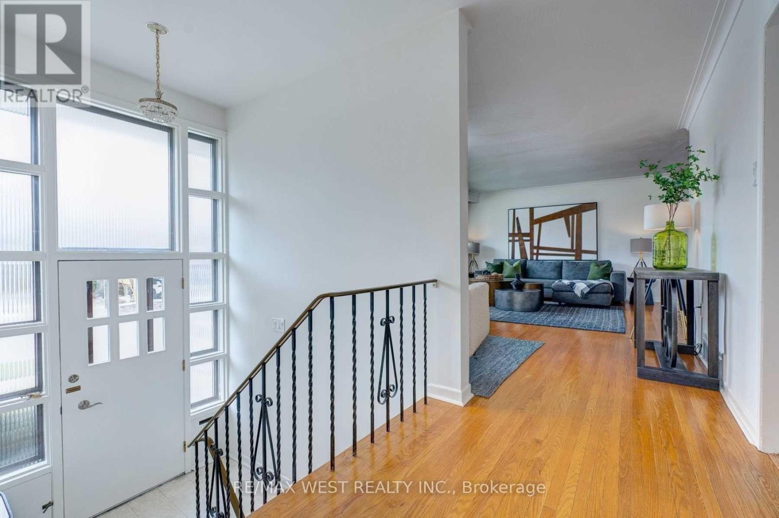 29 Fulwell Crescent, Toronto, Ontario M3J 1Y4 - Photo 2 - W12943466