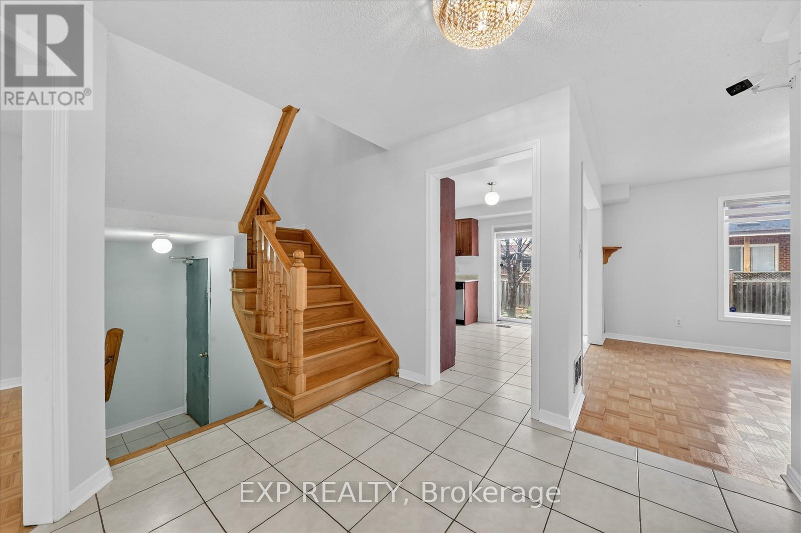 31 Cobblehill Crescent, Brampton, Ontario  L6P 2M4 - Photo 10 - W12958154