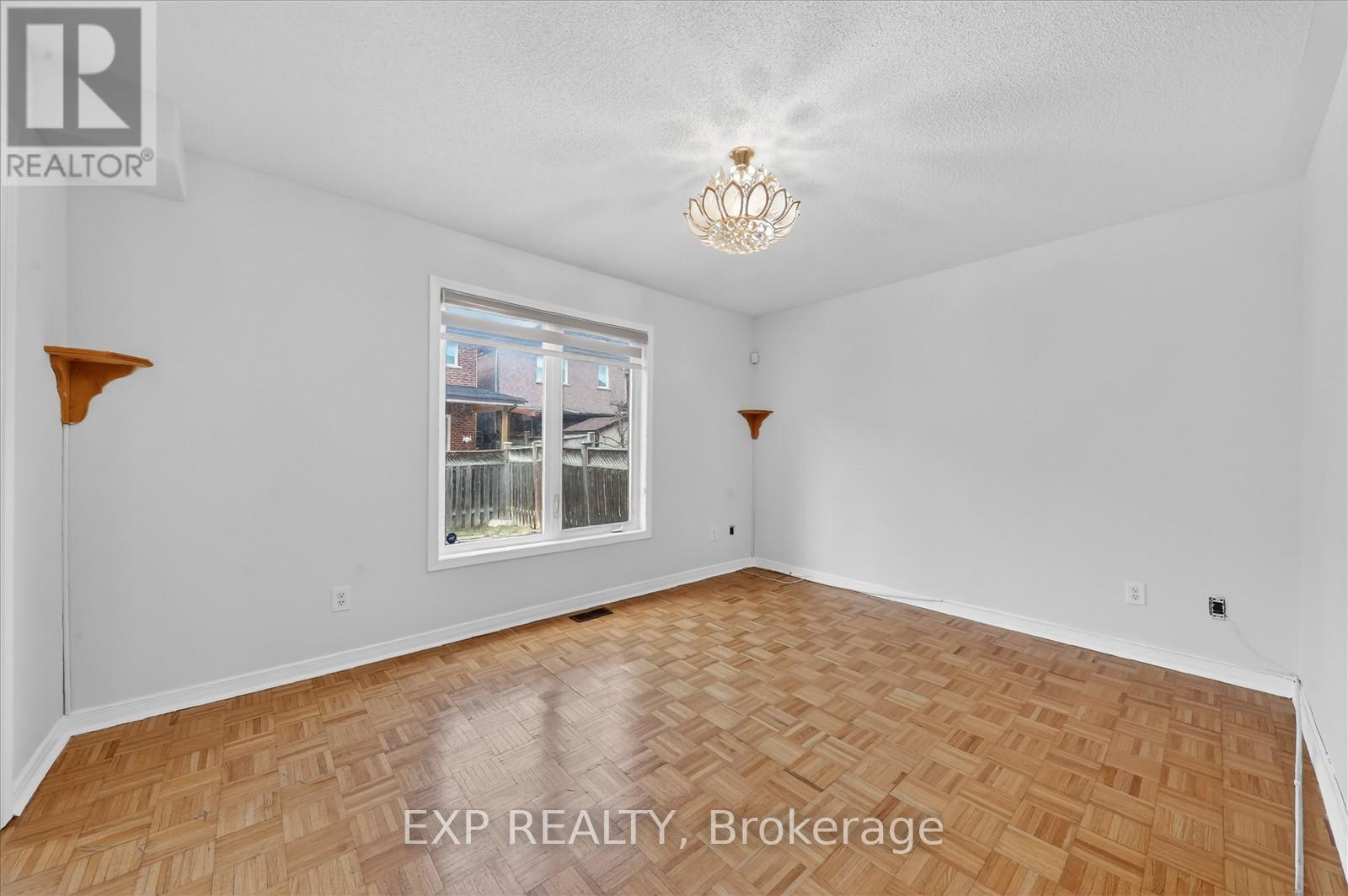 31 Cobblehill Crescent, Brampton, Ontario  L6P 2M4 - Photo 11 - W12958154