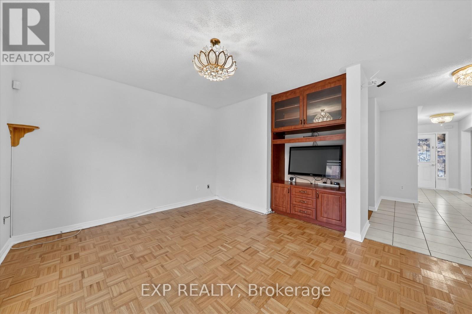 31 Cobblehill Crescent, Brampton, Ontario  L6P 2M4 - Photo 12 - W12958154