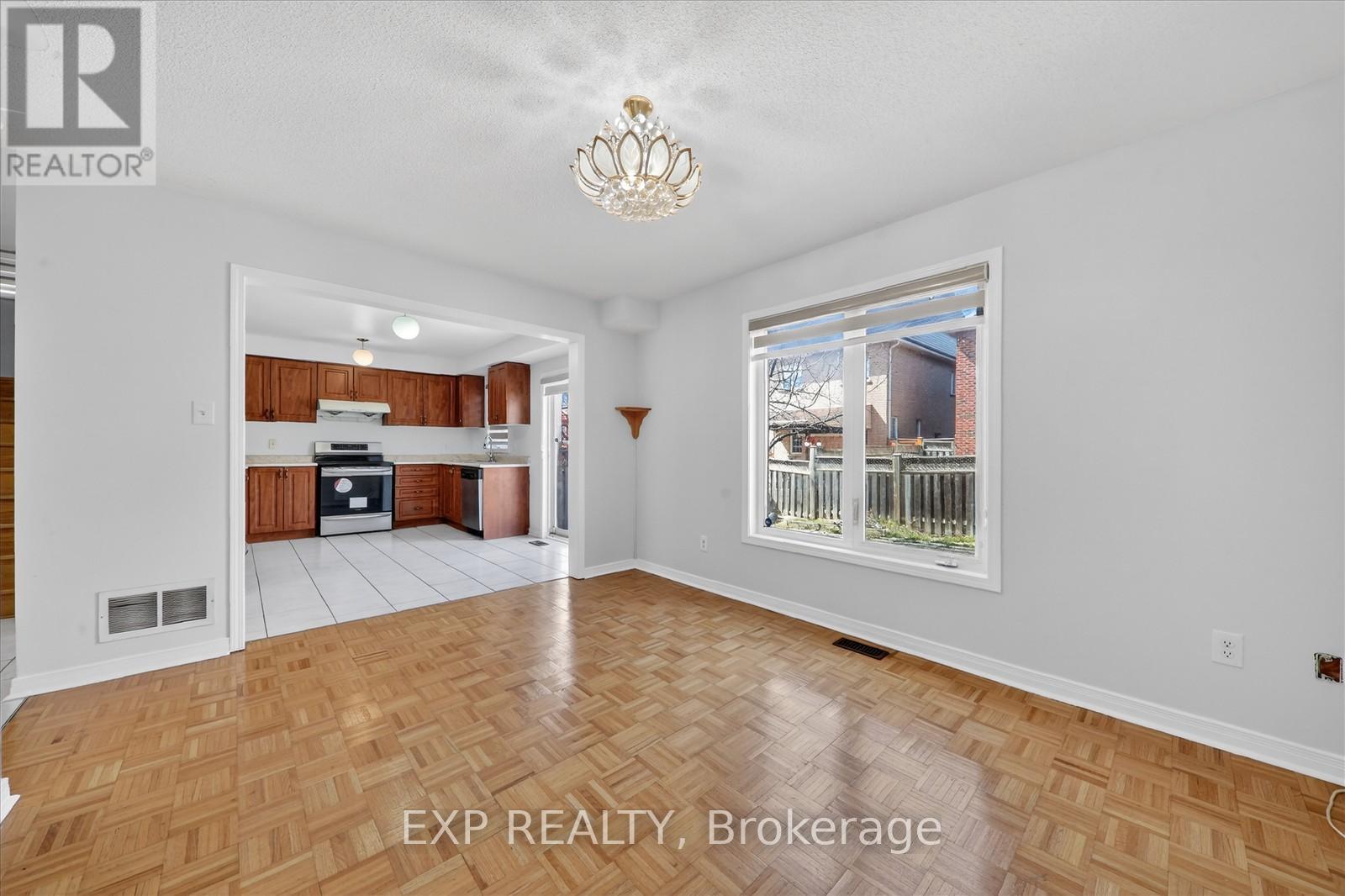 31 Cobblehill Crescent, Brampton, Ontario  L6P 2M4 - Photo 13 - W12958154