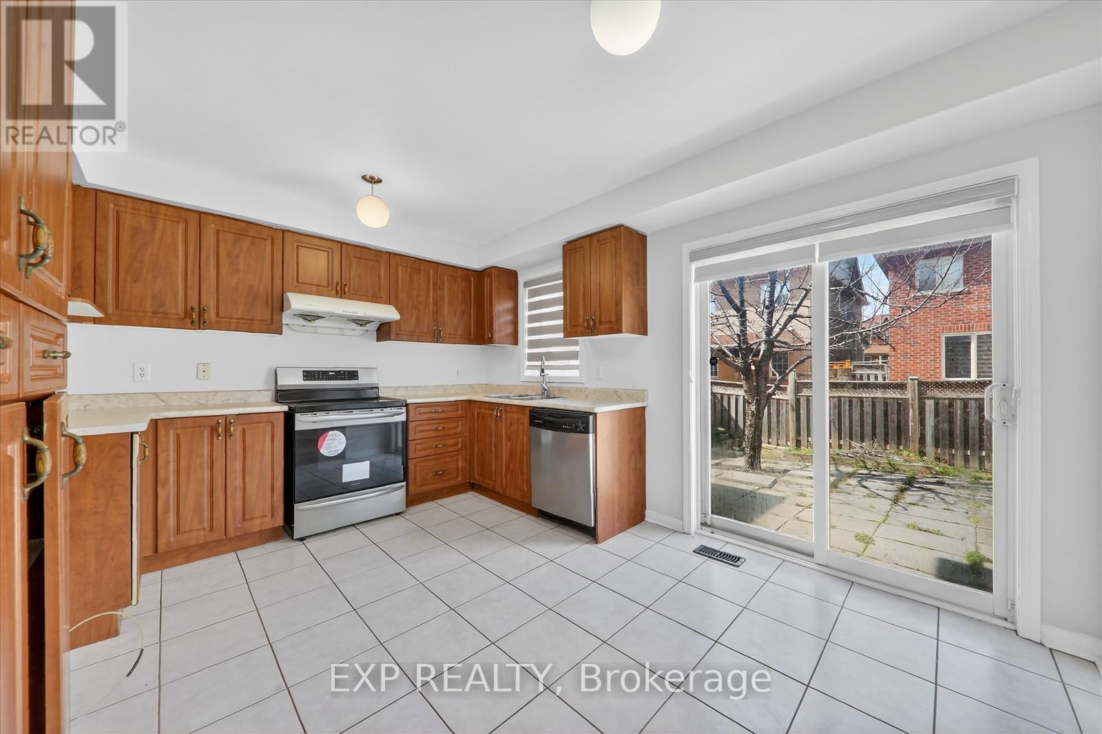 31 Cobblehill Crescent, Brampton, Ontario  L6P 2M4 - Photo 14 - W12958154