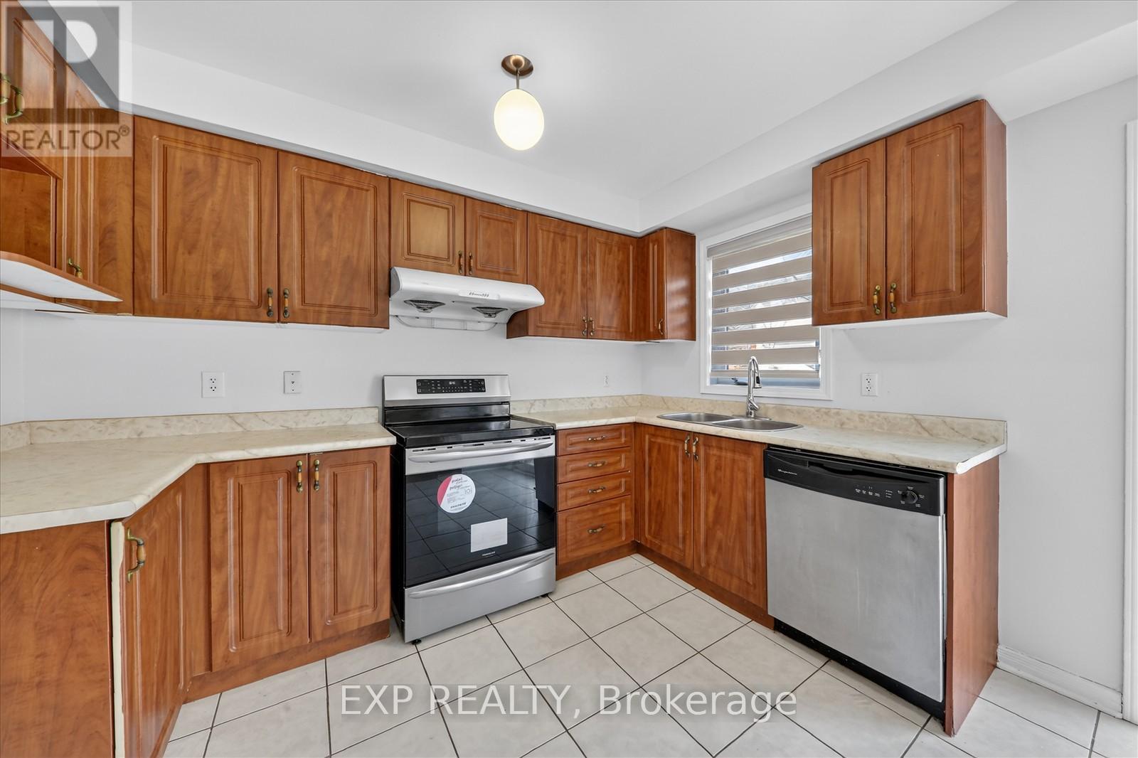 31 Cobblehill Crescent, Brampton, Ontario  L6P 2M4 - Photo 15 - W12958154