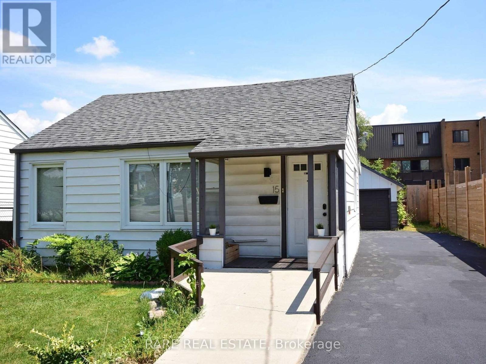 15 Eastern Avenue, Brampton (Queen Street Corridor), Ontario  L6W 1X5 - Photo 2 - W12958166