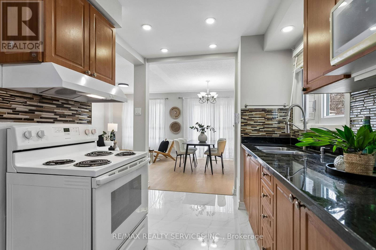 4291 Beacon Lane, Mississauga, Ontario  L5C 3V8 - Photo 11 - W12957560