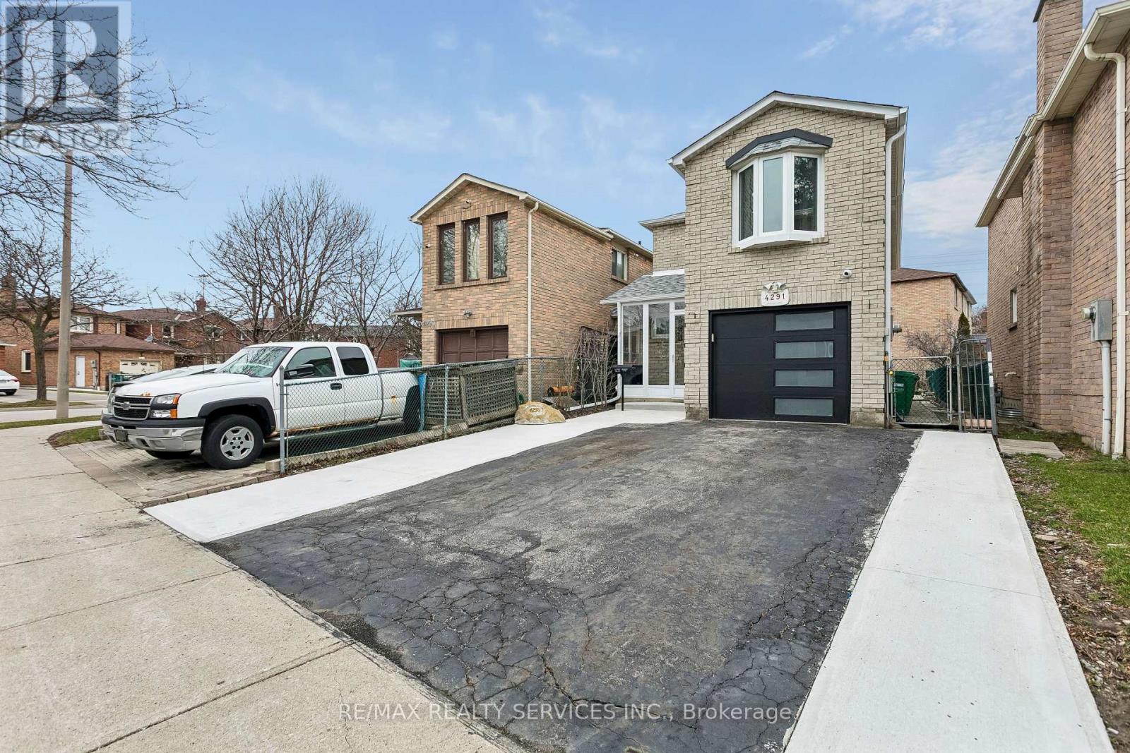 4291 Beacon Lane, Mississauga, Ontario  L5C 3V8 - Photo 3 - W12957560