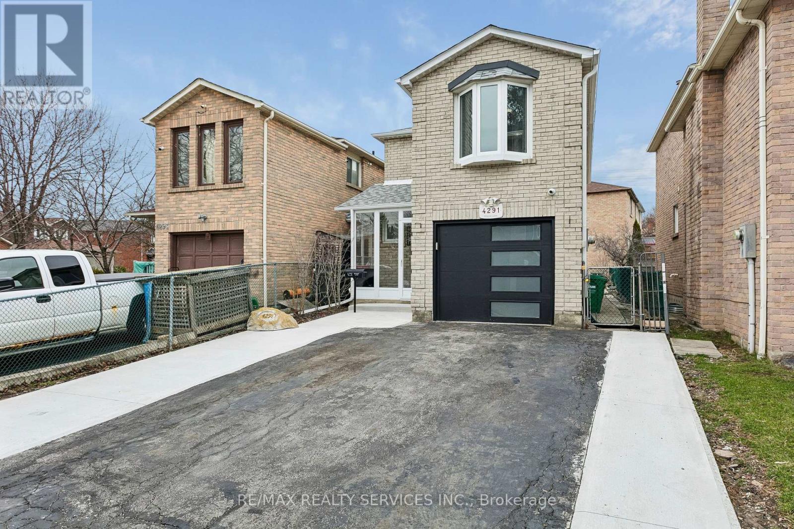 4291 Beacon Lane, Mississauga, Ontario  L5C 3V8 - Photo 4 - W12957560