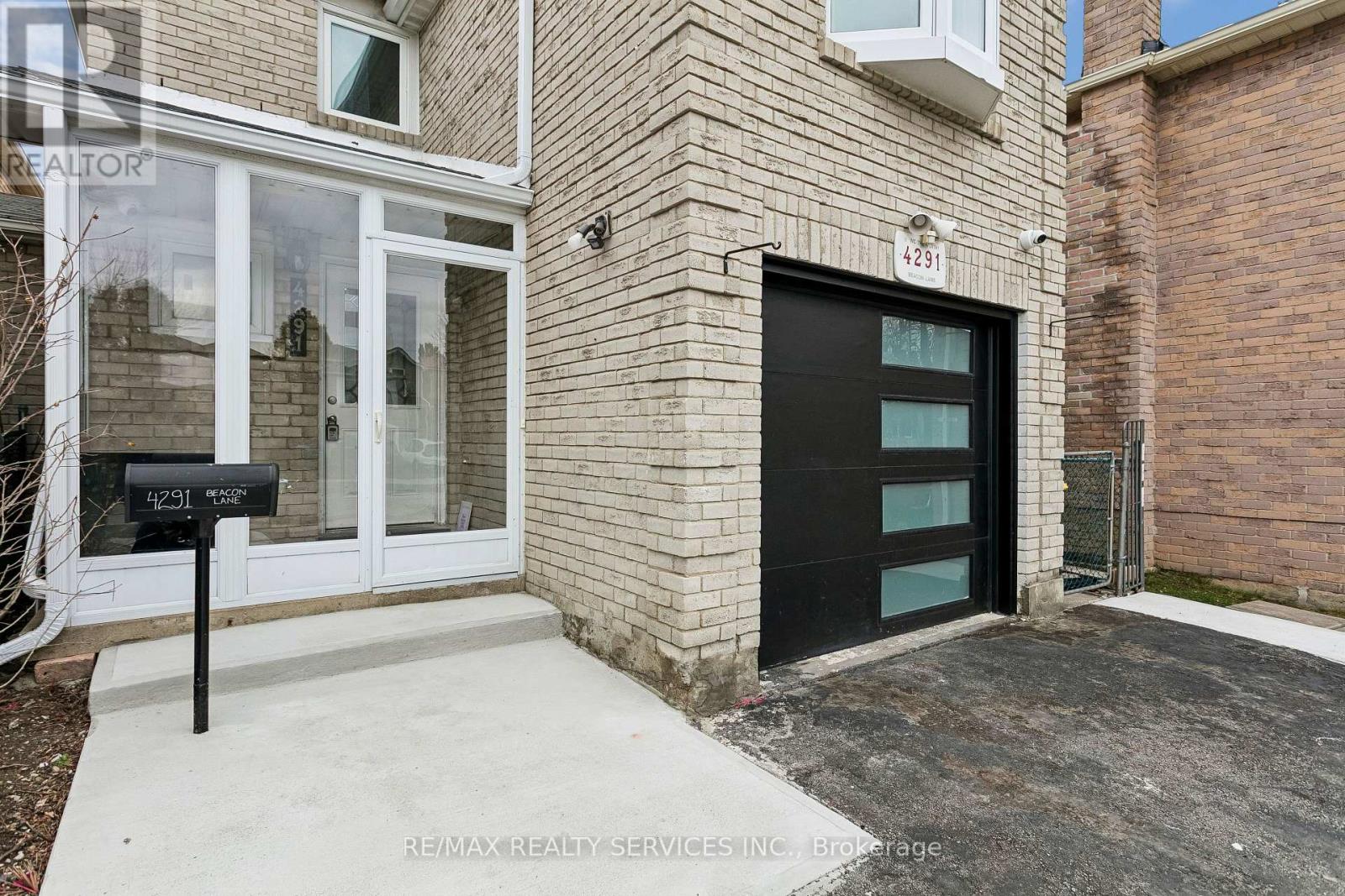 4291 Beacon Lane, Mississauga, Ontario  L5C 3V8 - Photo 6 - W12957560