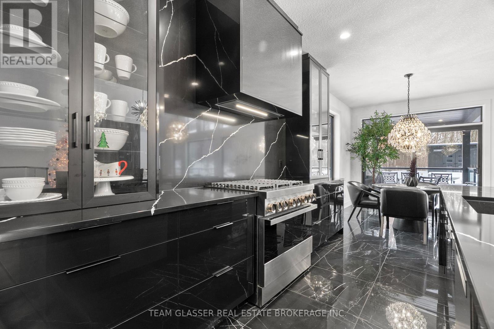 10143 Pinery Bluffs Road, Lambton Shores, Ontario  N0M 1T0 - Photo 9 - X12641572