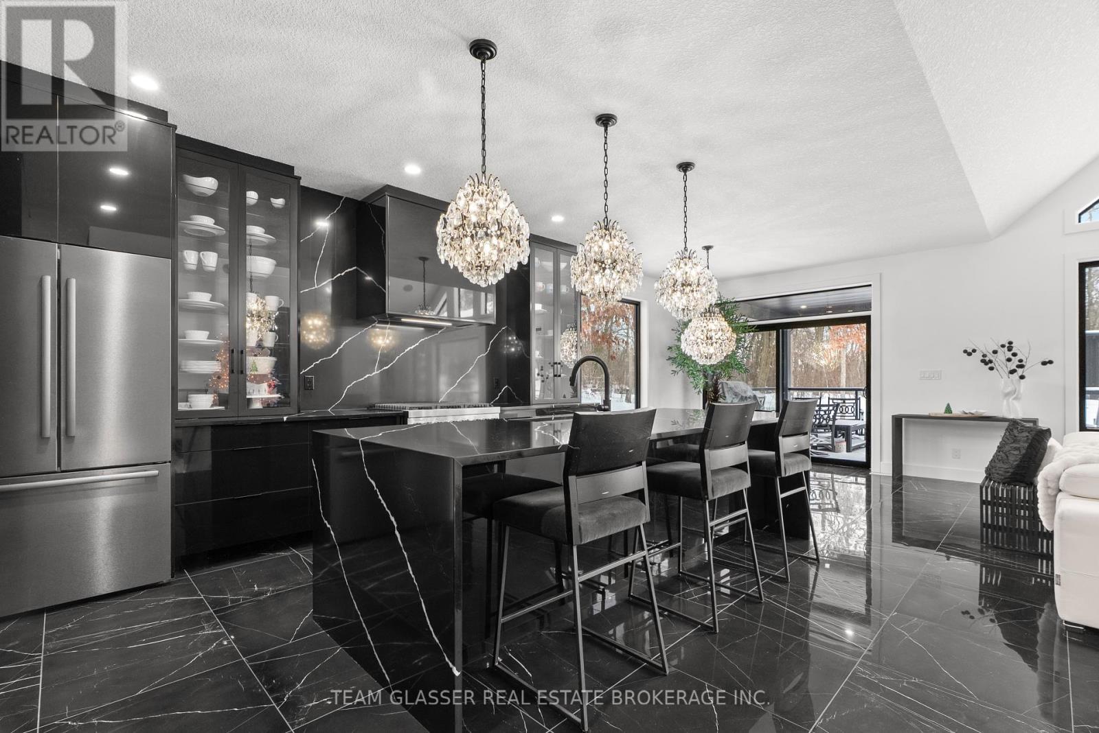 10143 Pinery Bluffs Road, Lambton Shores, Ontario  N0M 1T0 - Photo 6 - X12641572