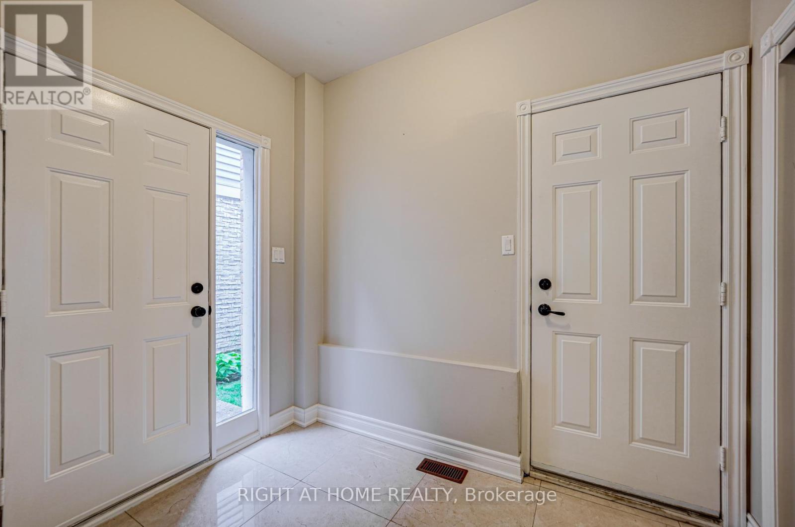 2623 Charlotte Court, Mississauga, Ontario  L5M 5E6 - Photo 17 - W12955162