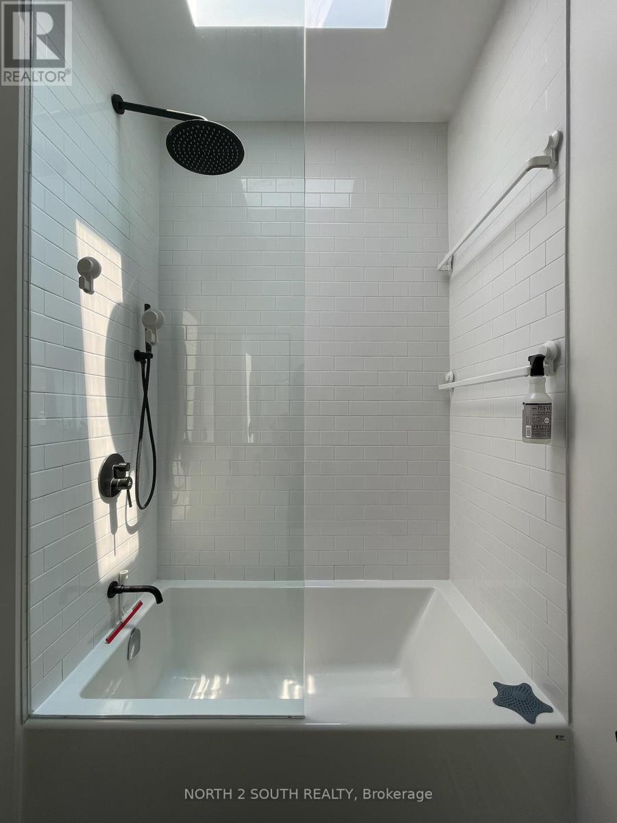 B - 918 Manning Avenue, Toronto, Ontario  M6G 2X4 - Photo 9 - C12958280