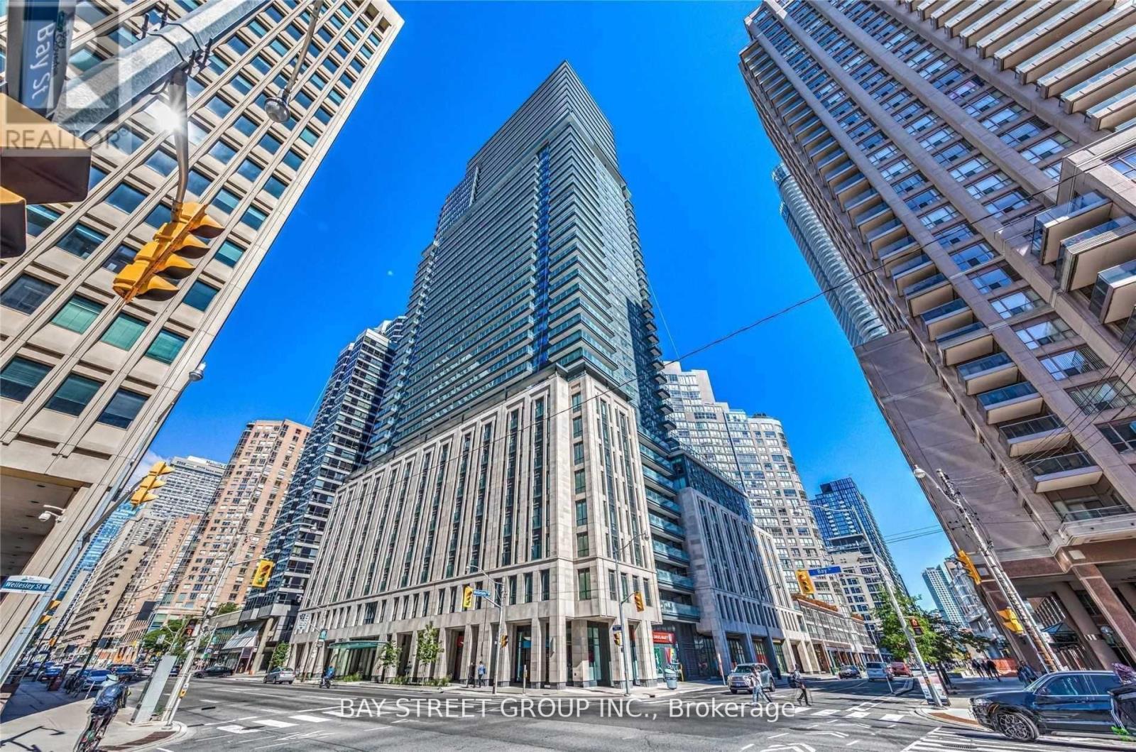 1702 - 955 BAY STREET, Toronto, Ontario