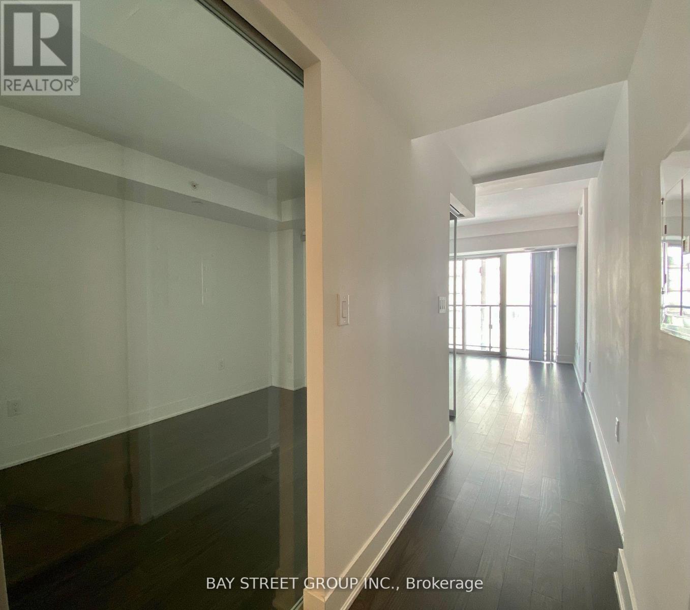 1702 - 955 Bay Street, Toronto, Ontario  M5S 2A2 - Photo 2 - C12958290