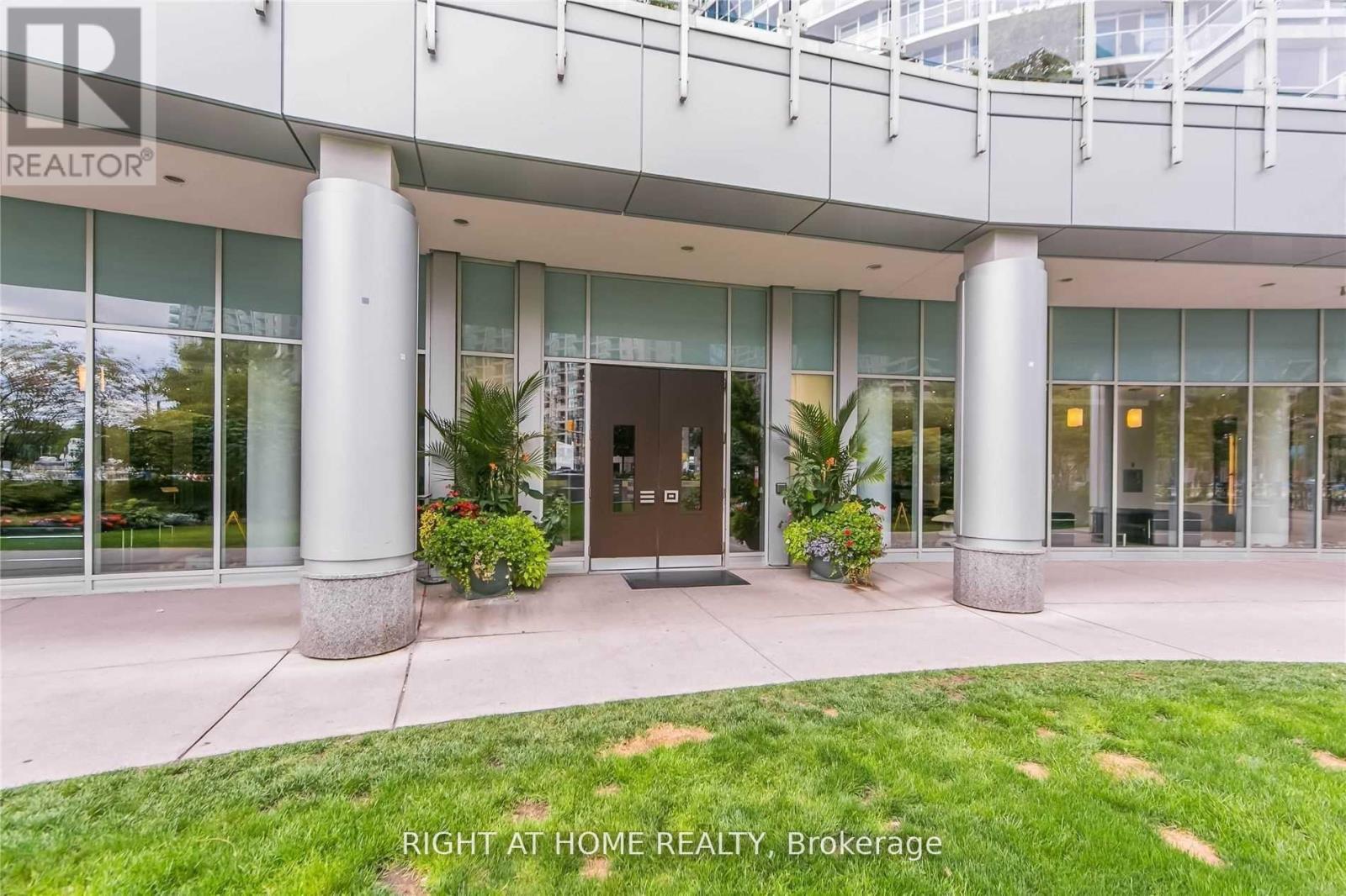 2408 - 208 Queens Quay W, Toronto, Ontario  M5J 2Y5 - Photo 4 - C12958300