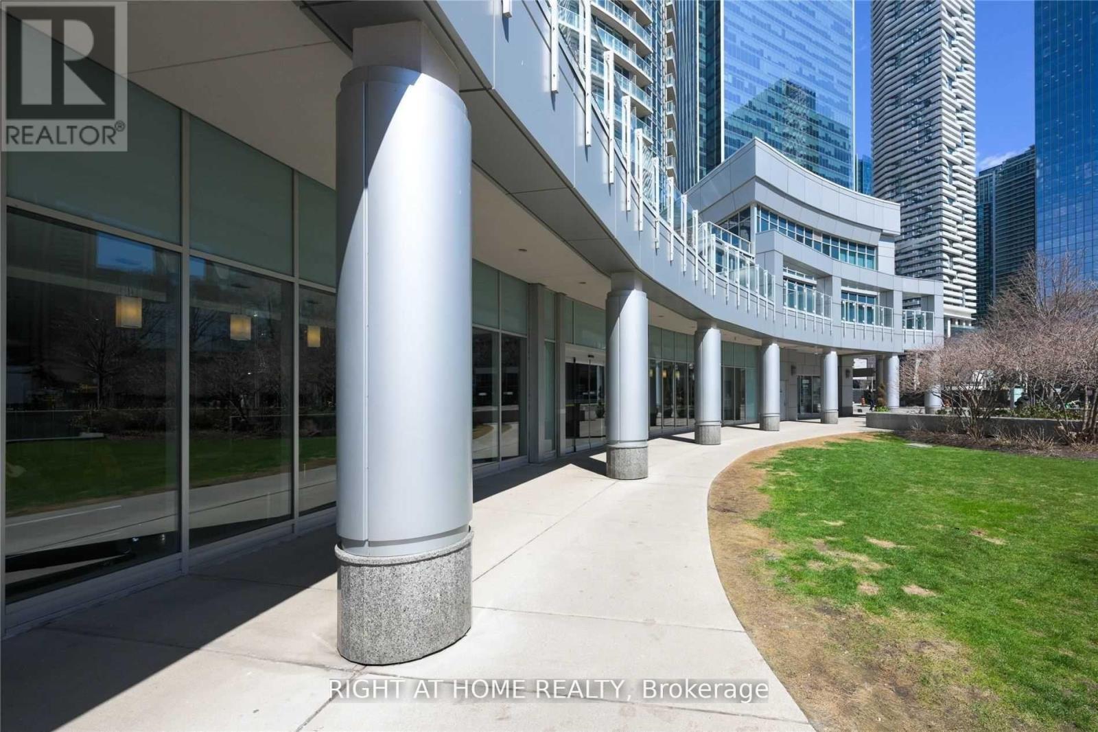 2408 - 208 Queens Quay W, Toronto, Ontario  M5J 2Y5 - Photo 5 - C12958300