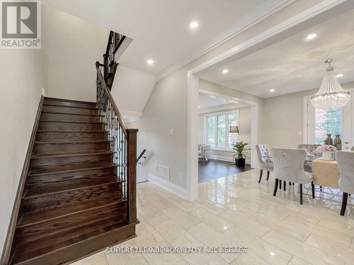 2 Stonebridge Drive, Markham, Ontario  L6C 2C3 - Photo 10 - N12958260