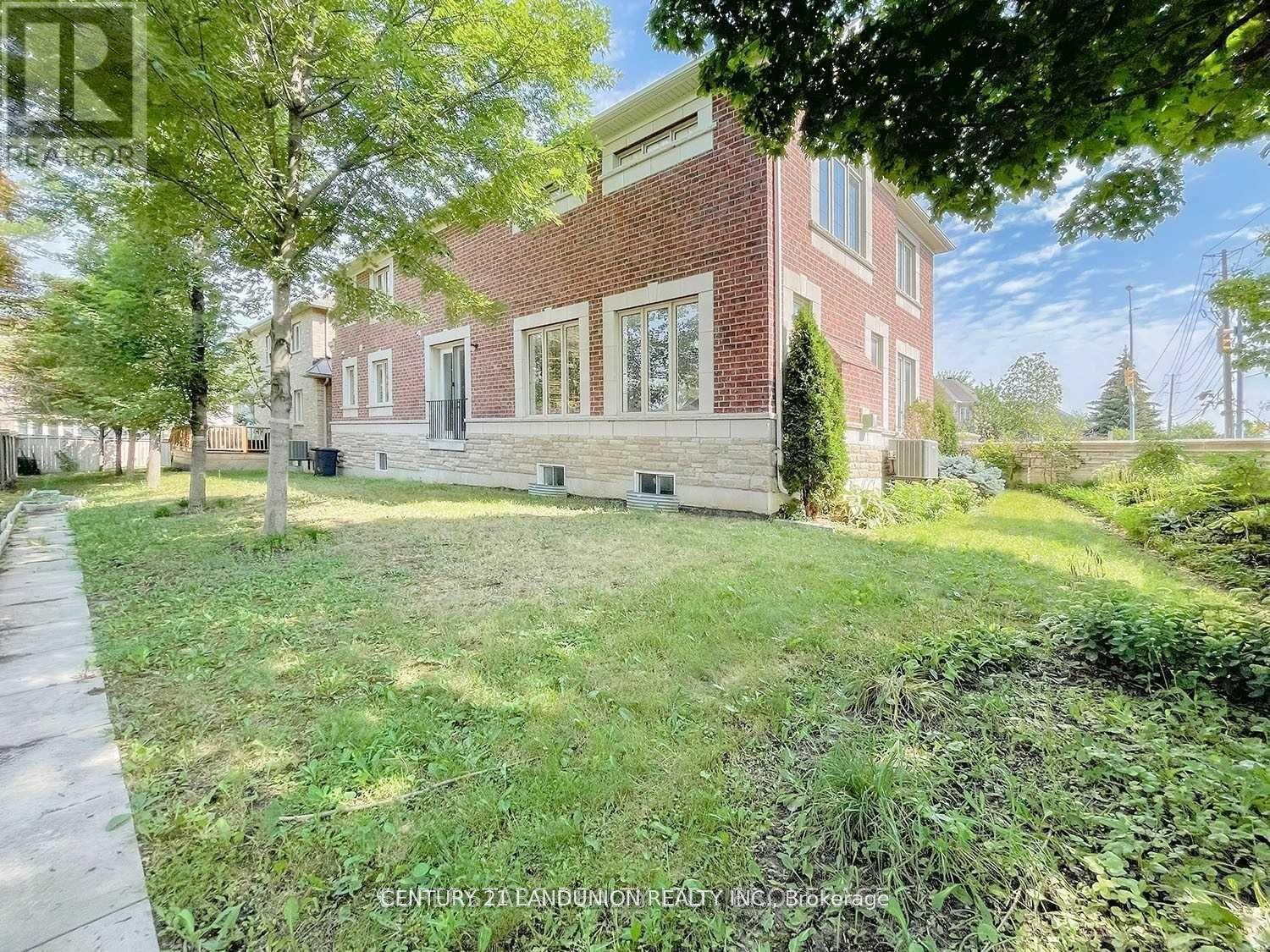 2 Stonebridge Drive, Markham, Ontario  L6C 2C3 - Photo 15 - N12958260