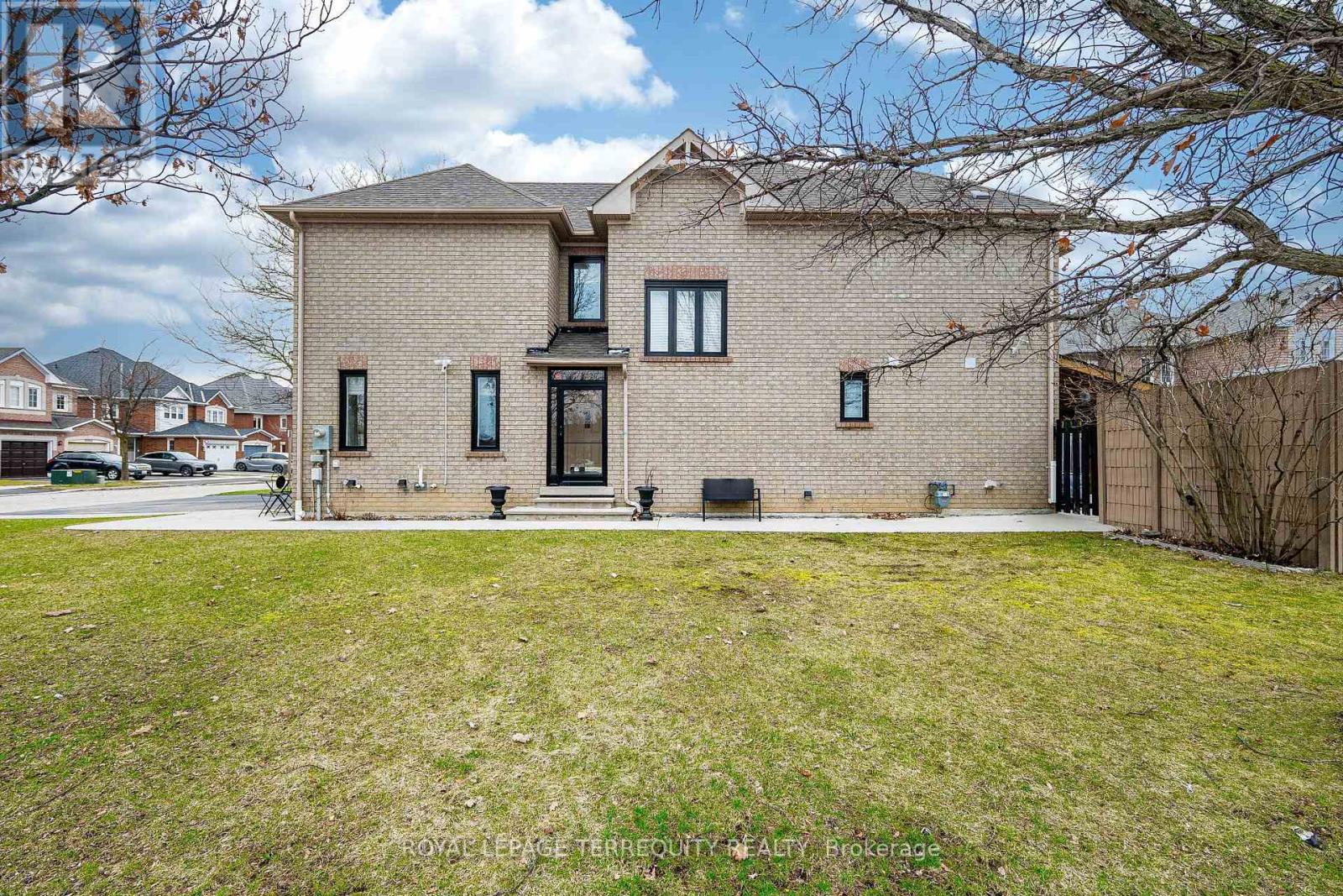 6039 Castlegrove Court, Mississauga, Ontario  L5N 7A8 - Photo 2 - W12958308