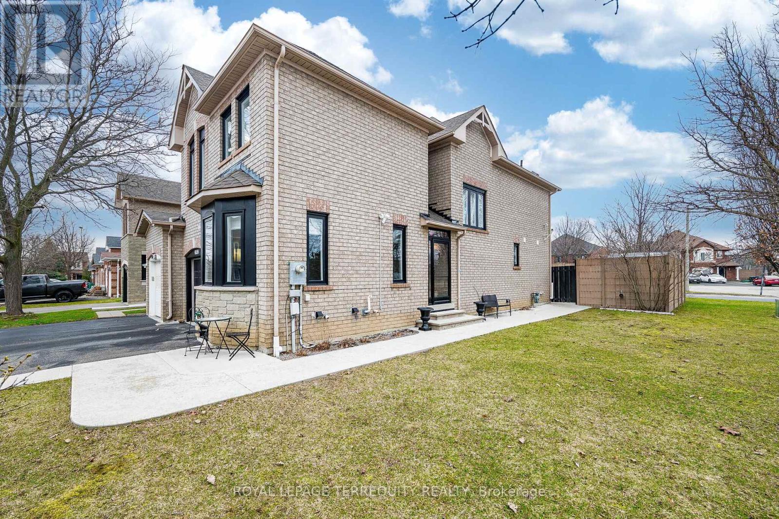 6039 Castlegrove Court, Mississauga, Ontario  L5N 7A8 - Photo 3 - W12958308