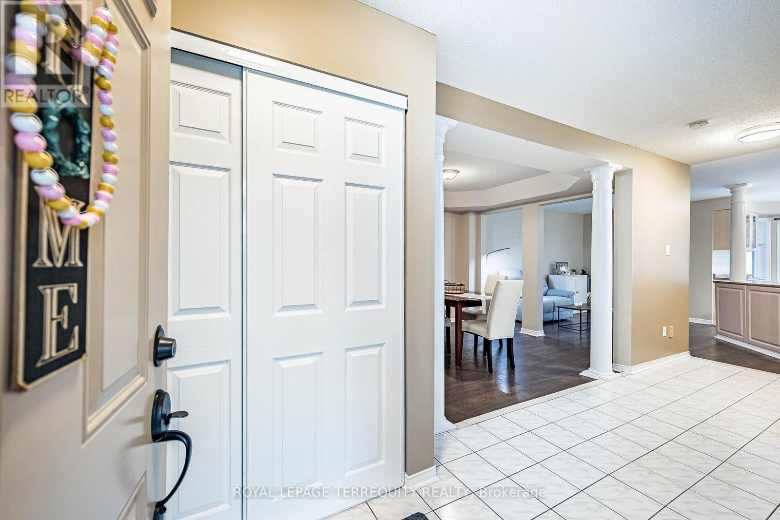 6039 Castlegrove Court, Mississauga, Ontario  L5N 7A8 - Photo 5 - W12958308