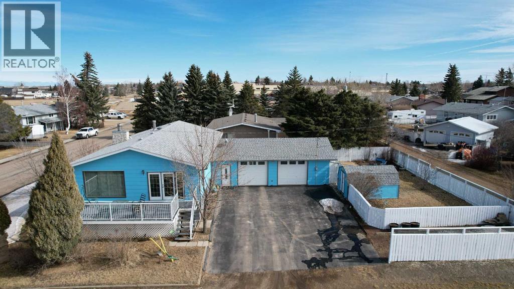 607 9 Avenue W, Hanna, Alberta  T0J 1P0 - Photo 2 - A2295234