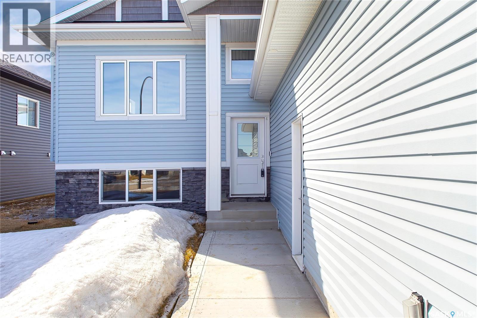 906 Bentley Manor, Saskatoon, Saskatchewan  S7L 6P4 - Photo 3 - SK031019