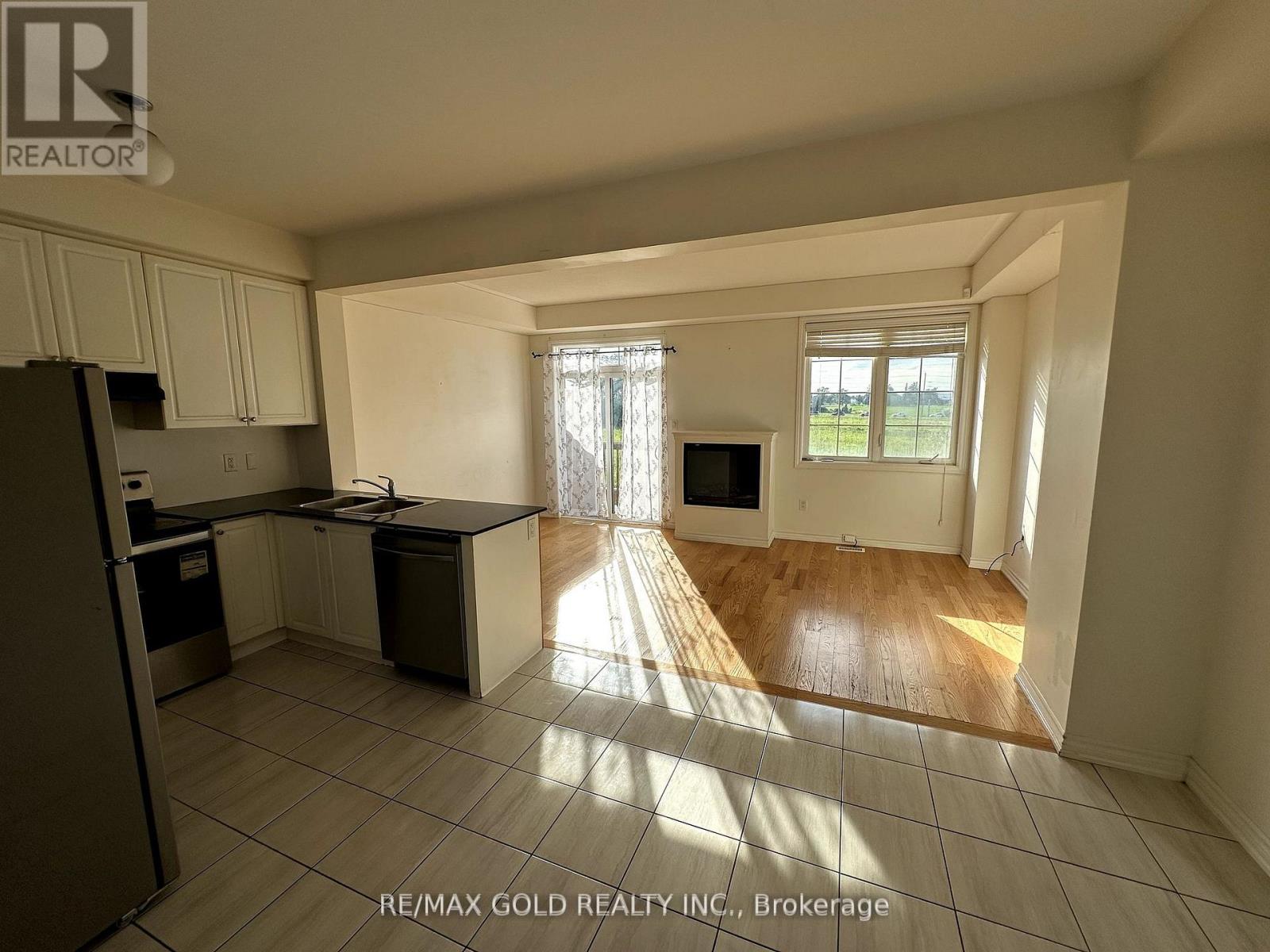 48 Agava Crescent, Brampton, Ontario  L6T 5V4 - Photo 4 - W12958380