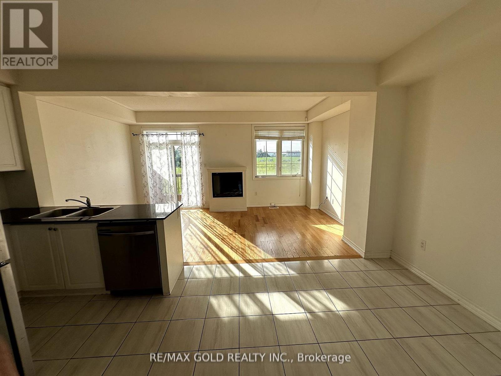 48 Agava Crescent, Brampton, Ontario  L6T 5V4 - Photo 5 - W12958380