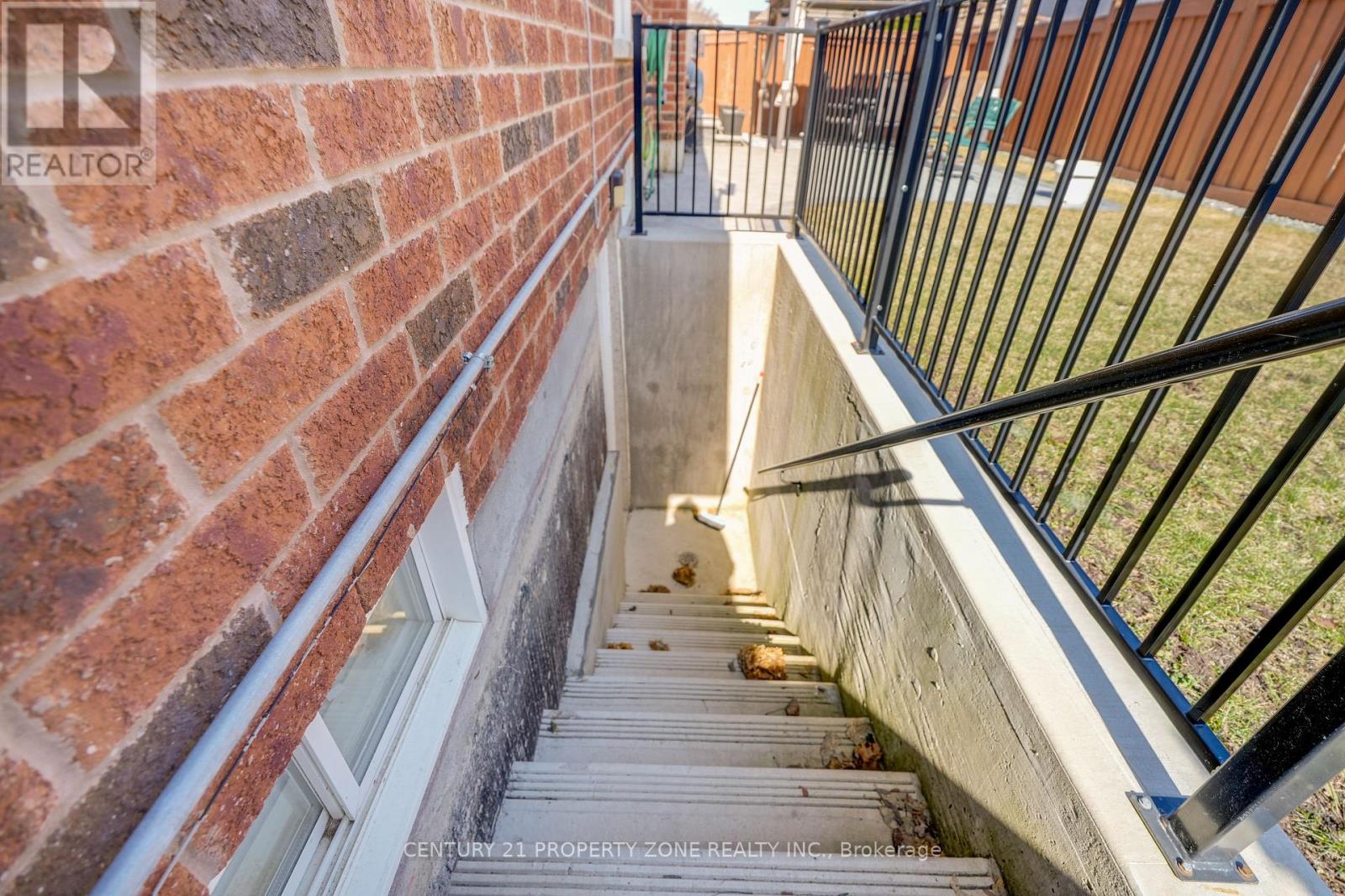 38 Castlegate Boulevard, Brampton, Ontario  L6P 2L3 - Photo 32 - W12951540