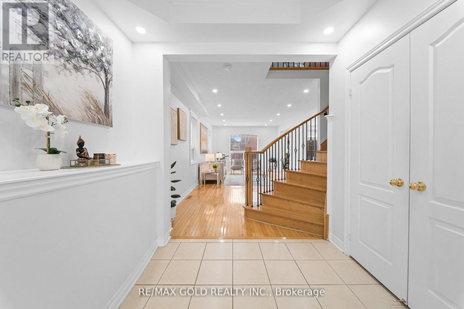 36 Ocean Ridge Drive E, Brampton, Ontario  L6R 3K5 - Photo 5 - W12958412