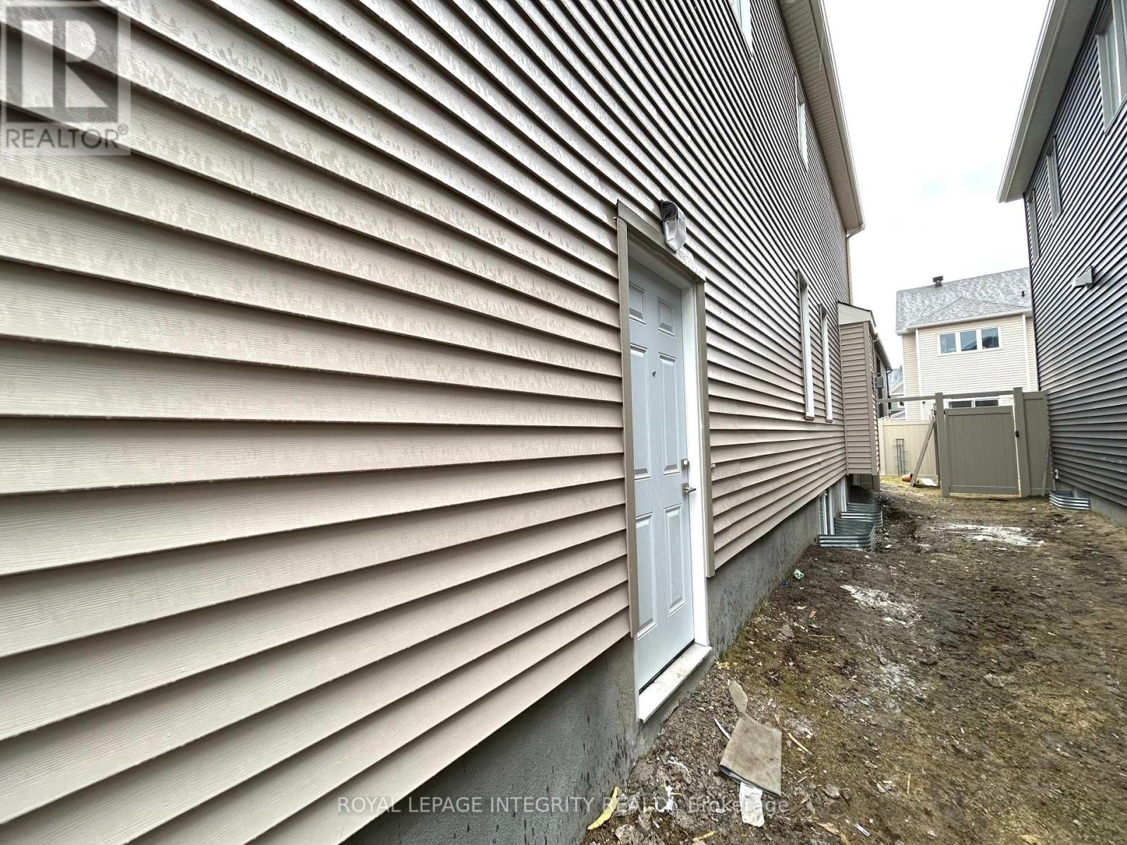 Unit B - 650 Perseus Avenue, Ottawa, Ontario  K2J 6T1 - Photo 2 - X12958424
