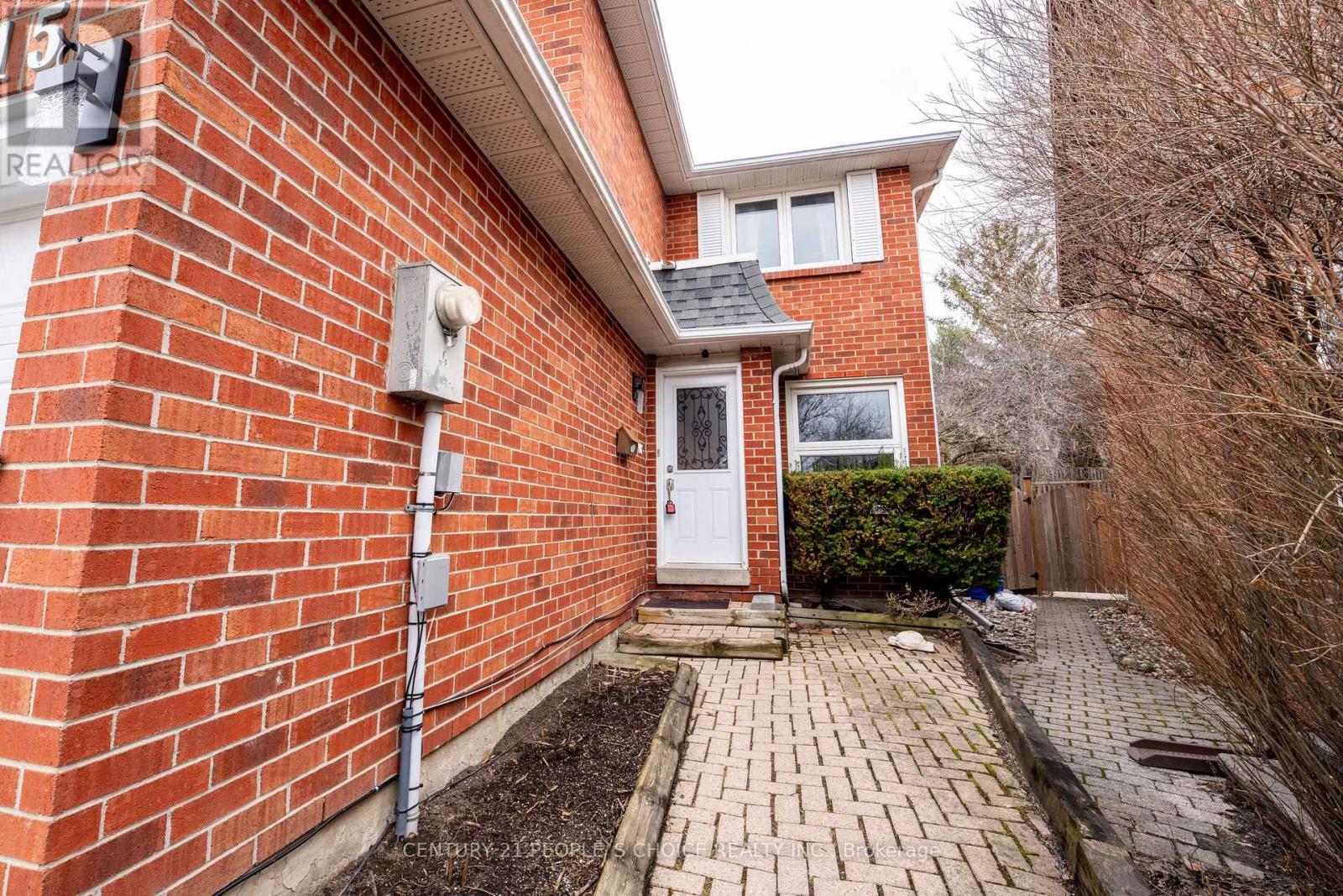 15 Kilbarry Court, Richmond Hill, Ontario  L4C 6M8 - Photo 3 - N12958468