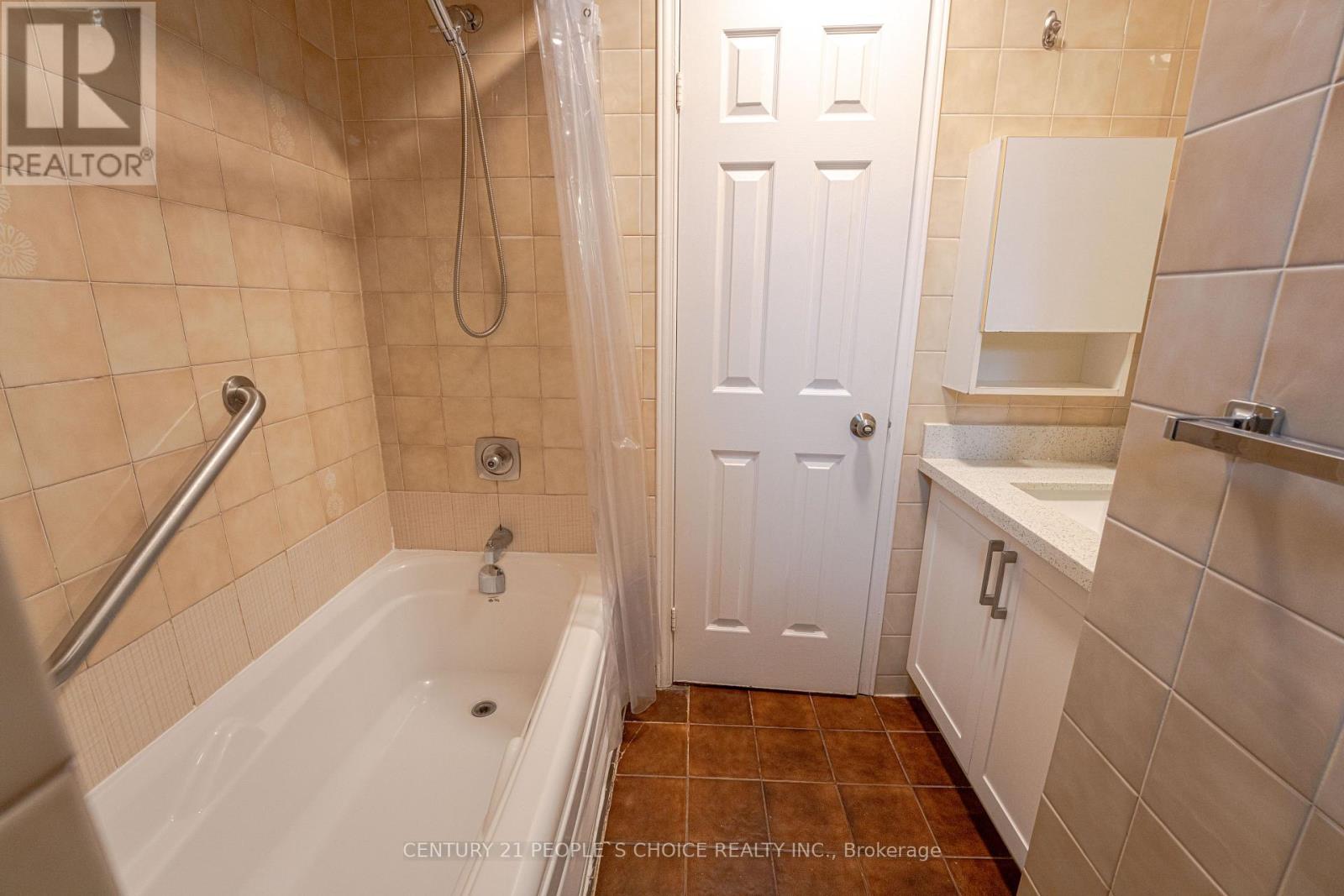 15 Kilbarry Court, Richmond Hill, Ontario  L4C 6M8 - Photo 39 - N12958468