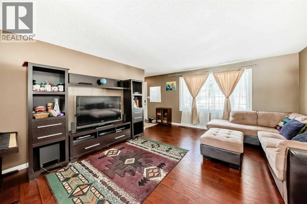 271 Dalhurst Way NW, Calgary, Alberta  T3A 1P3 - Photo 4 - A2297481