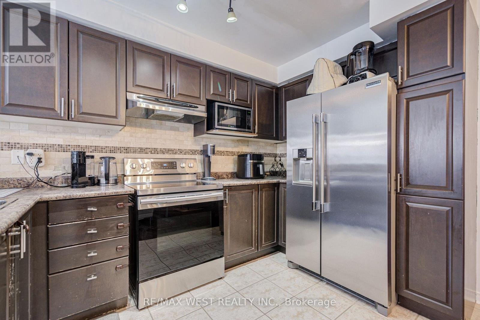 41 Lacebark Court, Brampton, Ontario  L6R 3M7 - Photo 6 - W12957738