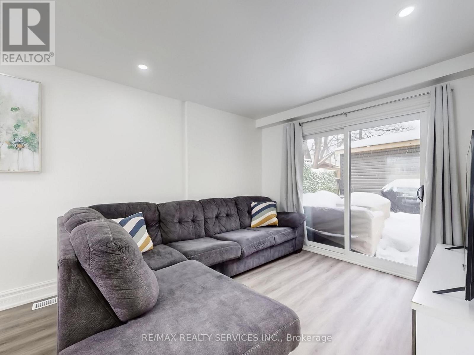 30 Haley Court, Brampton, Ontario  L6S 1N6 - Photo 8 - W12800652