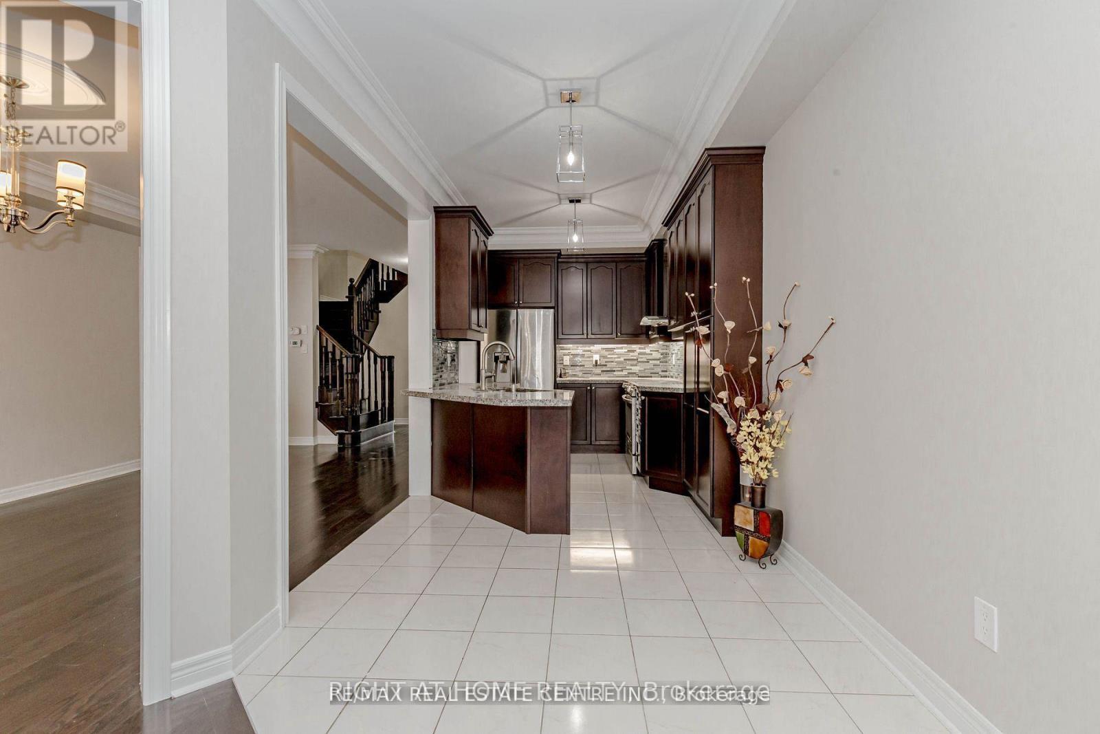 (Upper) - 20 Gower Crescent, Brampton, Ontario  L6R 0Y1 - Photo 9 - W12958490