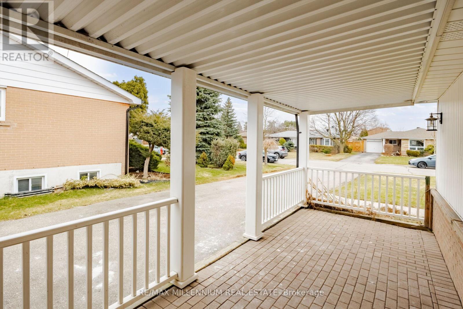 11 Beechwood Crescent, Brampton, Ontario  L6T 1X9 - Photo 3 - W12958496