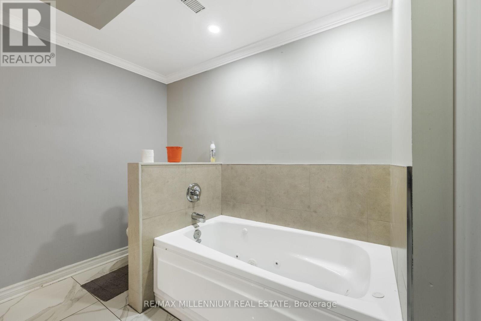 11 Beechwood Crescent, Brampton, Ontario  L6T 1X9 - Photo 32 - W12958496