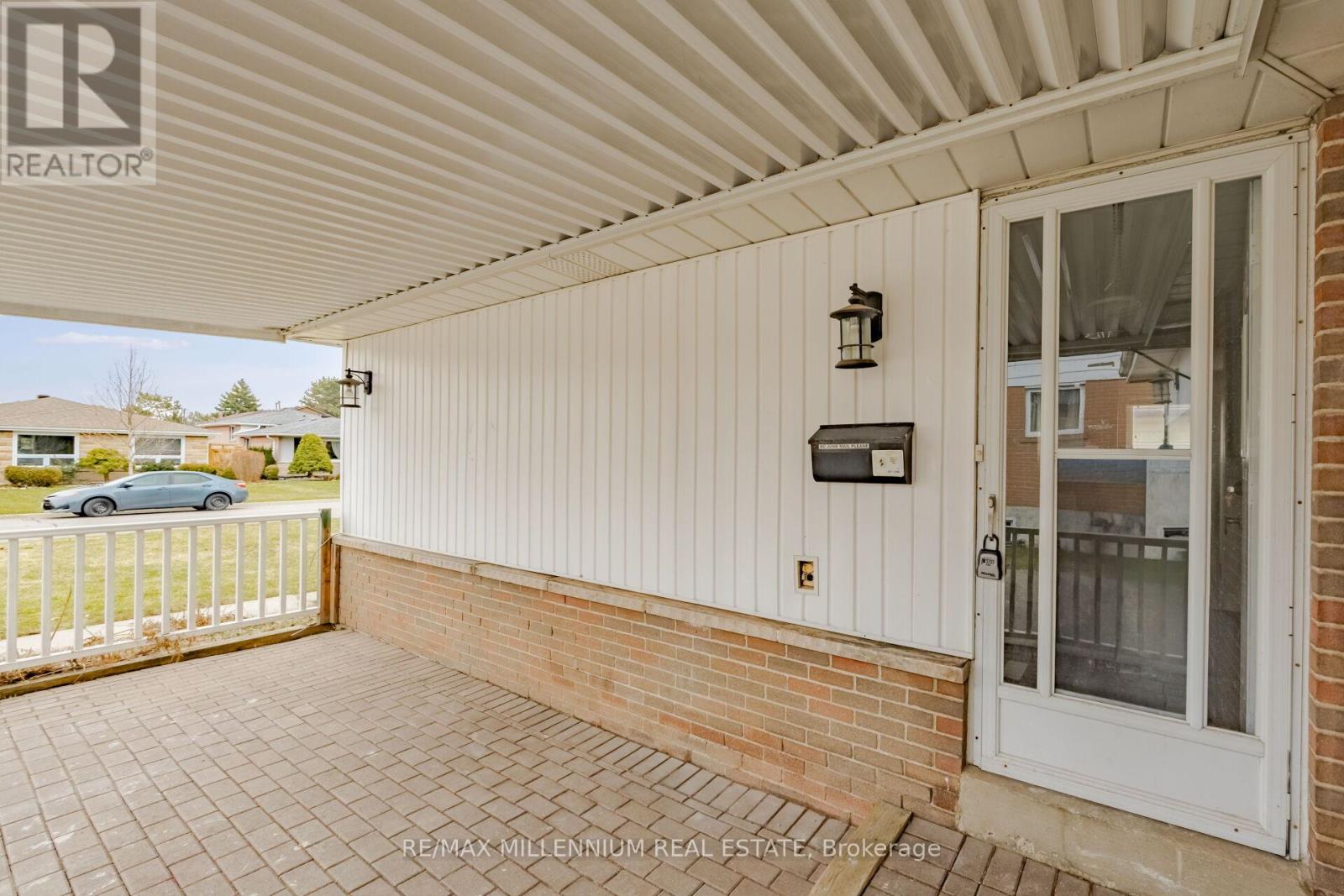11 Beechwood Crescent, Brampton, Ontario  L6T 1X9 - Photo 4 - W12958496