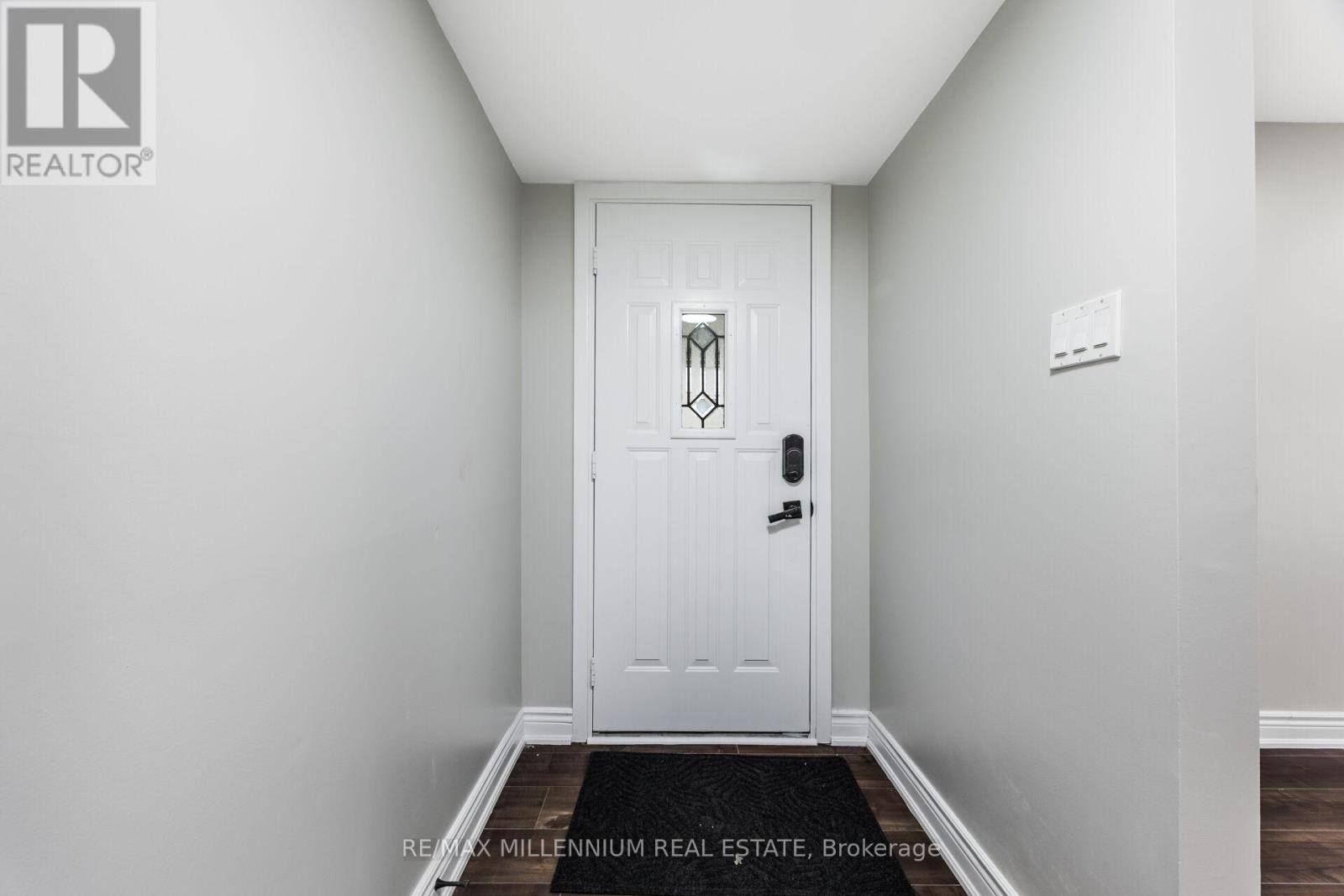 11 Beechwood Crescent, Brampton, Ontario  L6T 1X9 - Photo 5 - W12958496