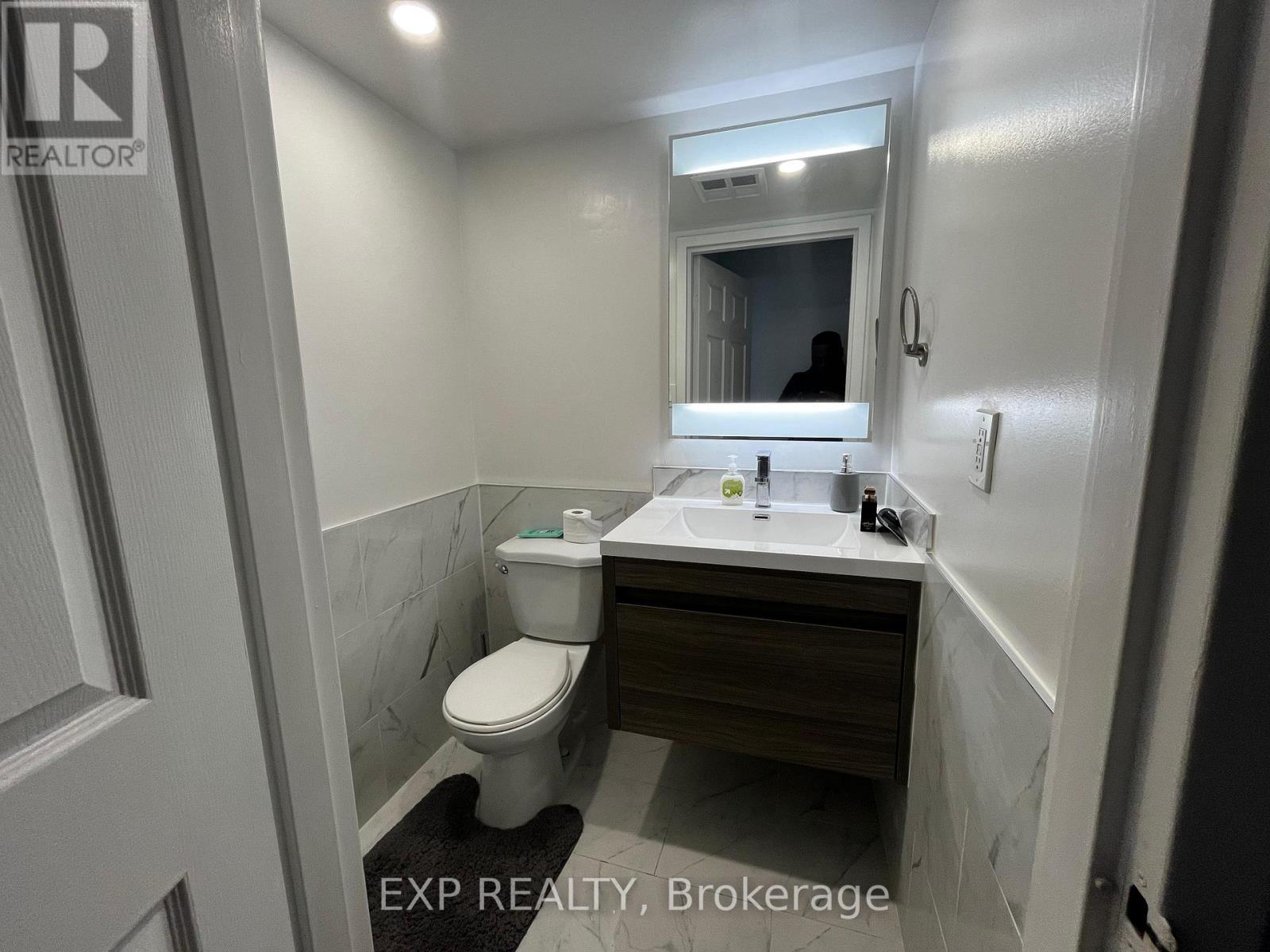 201 - 25 Agnes Street, Mississauga, Ontario  L5B 3X7 - Photo 7 - W12958504