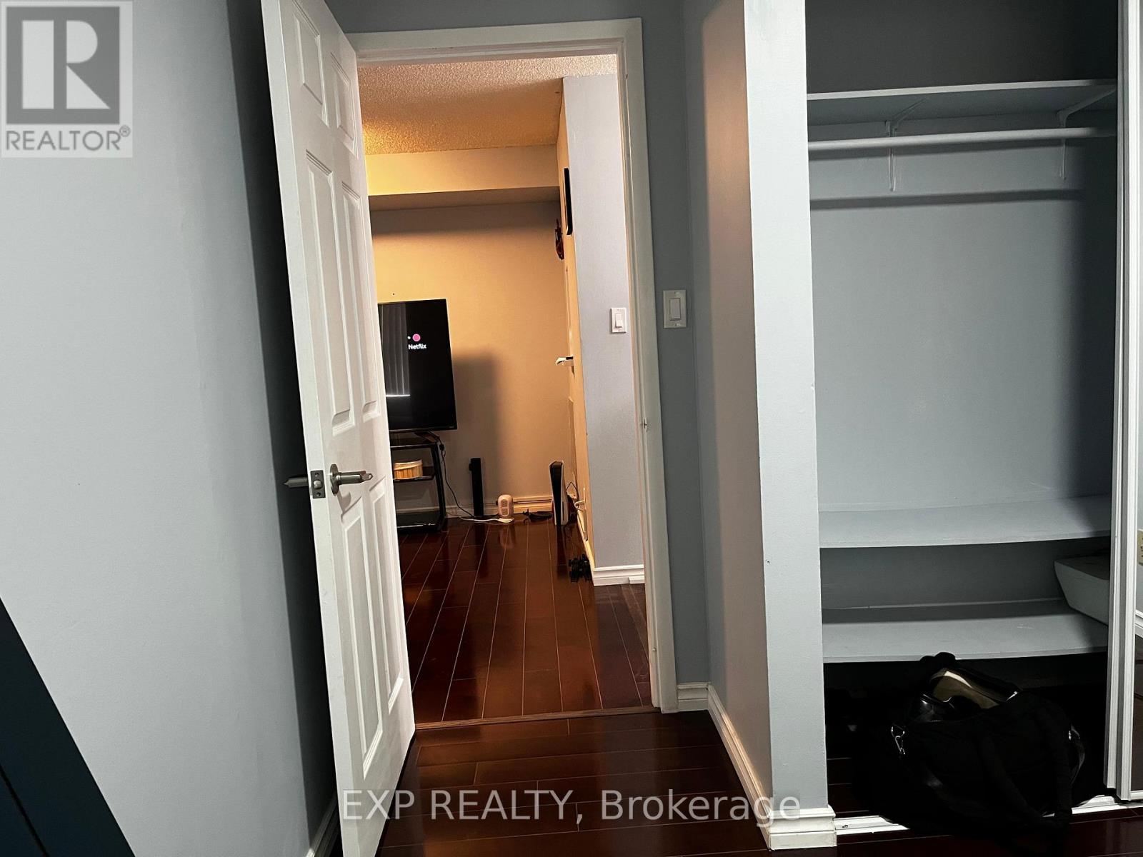 201 - 25 Agnes Street, Mississauga, Ontario  L5B 3X7 - Photo 8 - W12958504