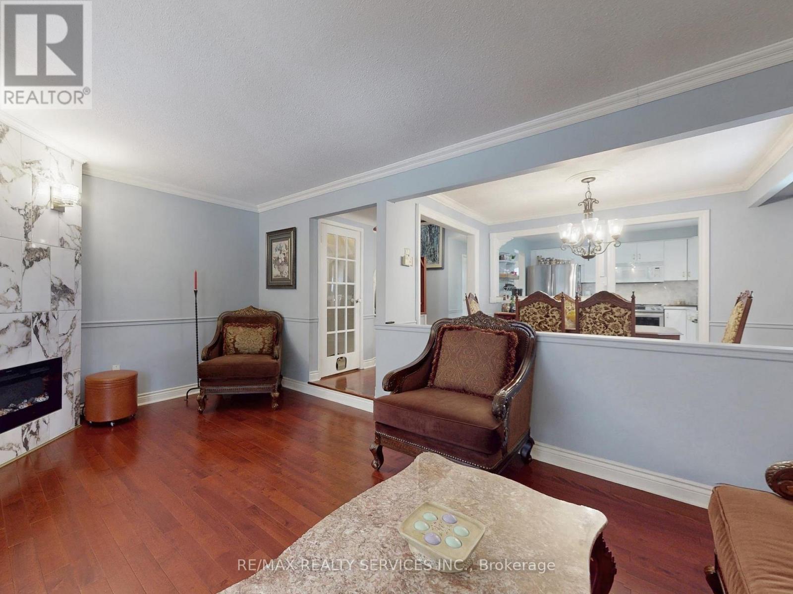 9 Malabar Crescent, Brampton, Ontario  L6S 3X6 - Photo 6 - W12909536