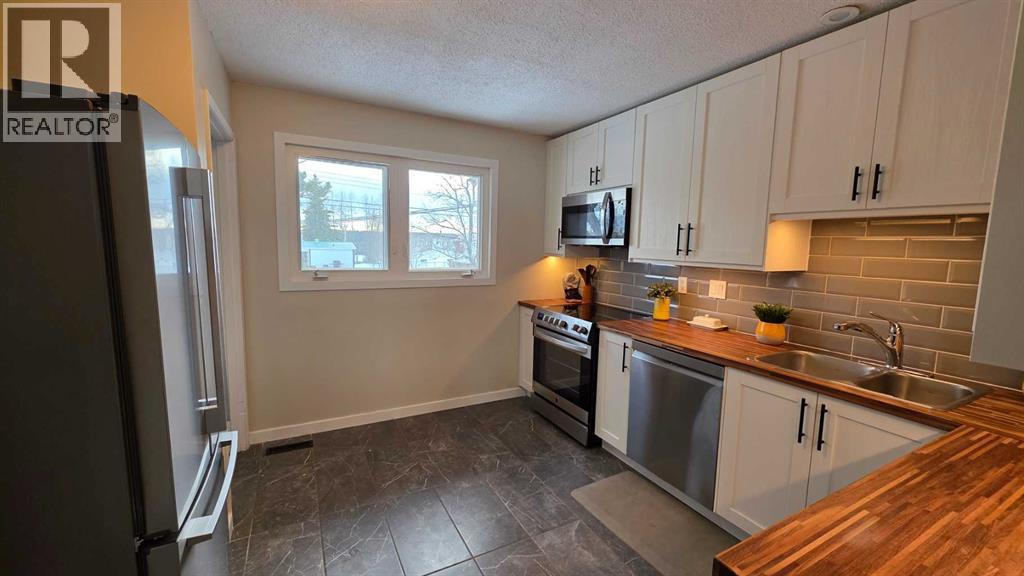 525 4 Avenue, Fox Creek, Alberta  T0H 1P0 - Photo 3 - A2294653