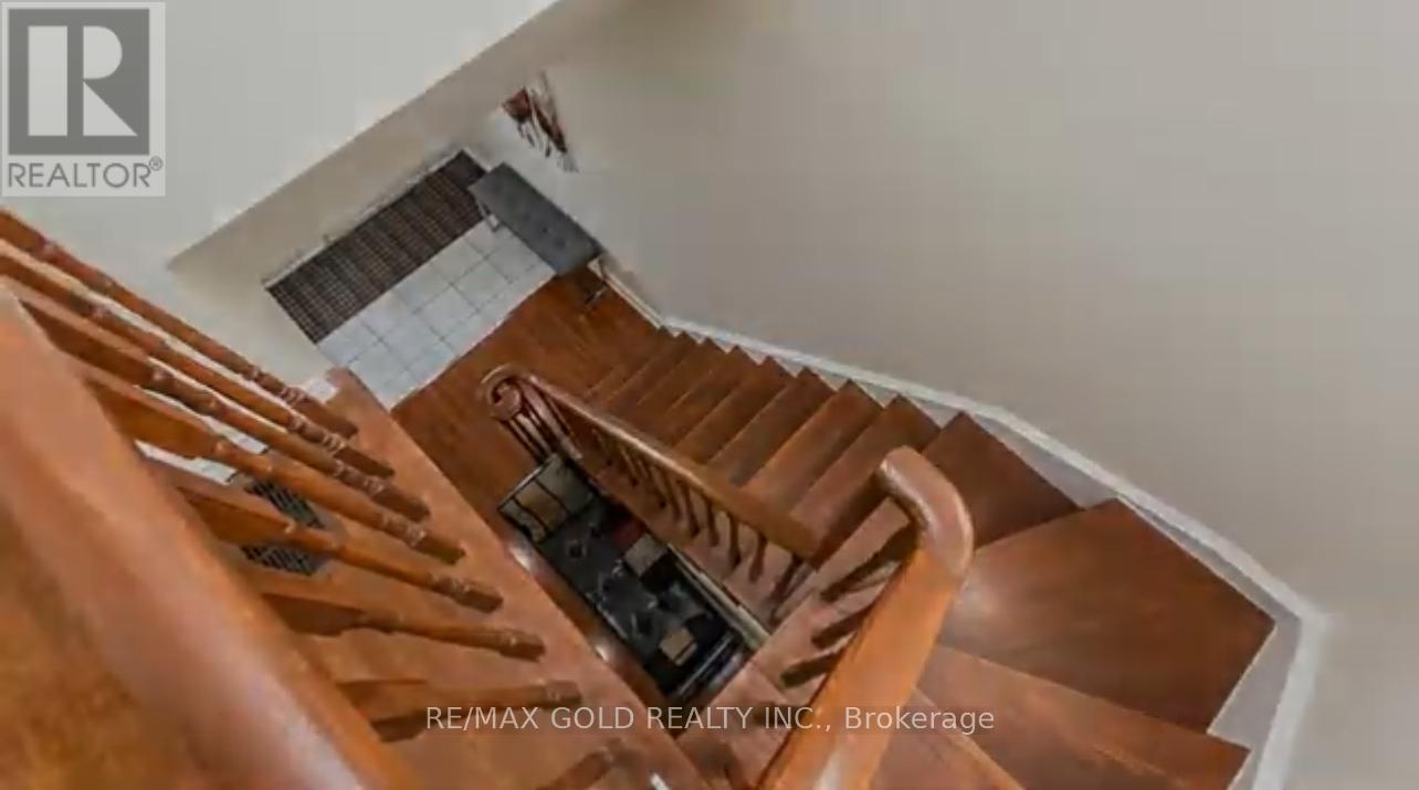 26 Twin Pines Crescent, Brampton, Ontario  L7A 1M6 - Photo 4 - W12958440